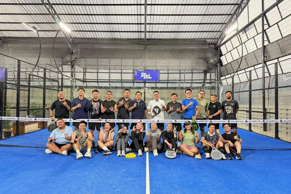 A big group of players on court at The Padel Side